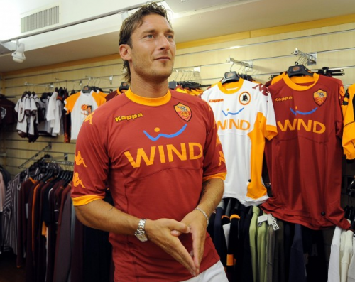 Negli As Roma Store la nuova maglia presentata oggi alle 19,27